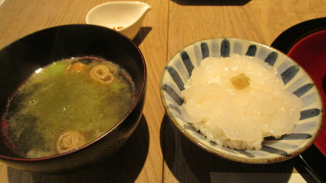 富山 はま作 - 料理写真:白海老をふんだんに乗せた白飯と味噌汁