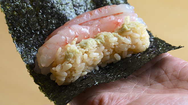 鮨 栄美古 - 料理写真:握り（甘エビこぶ〆手巻)