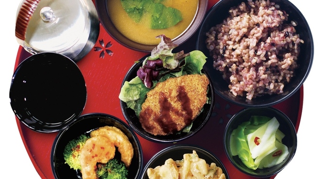 24/7 cafe apartment - 料理写真:海と畑の至福ごはん