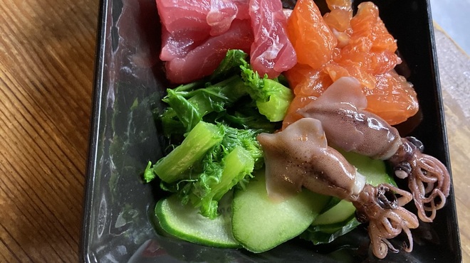 Yachiyoden - 料理写真:ホタルイカと魚介の刺身。1人づつ小分け