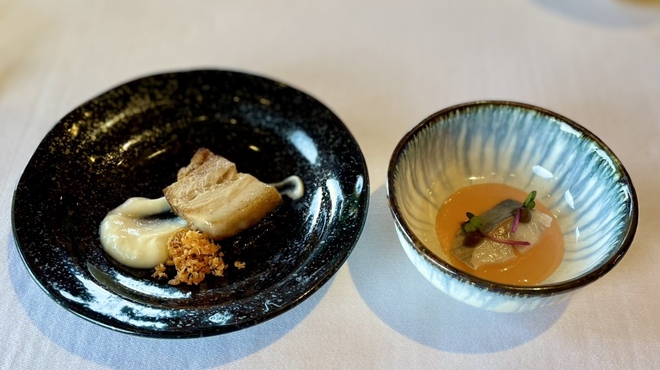 リアス バイ ココチャ - 料理写真:左：パンチェッタ　カリフラワーソース
  右：魚（鯵）のマリネ　オリーブジャム