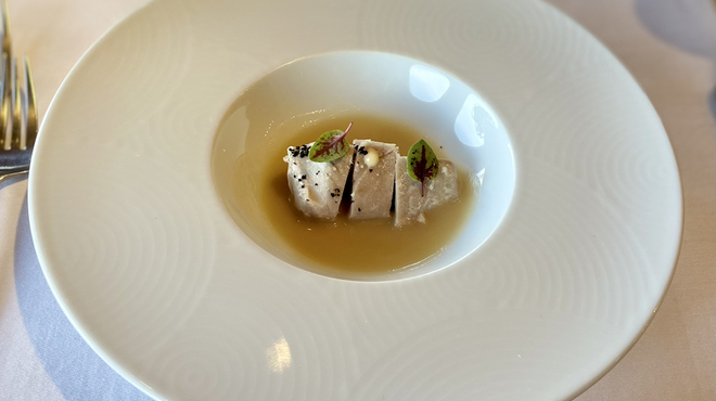 リアス バイ ココチャ - 料理写真:水産高校のカツオのコンフィ　オニオンのスープ