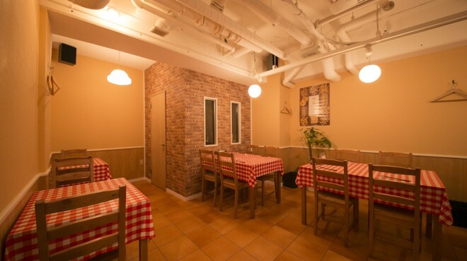 イタリア食堂　キャリー - 内観写真:あたたかみのある店内。