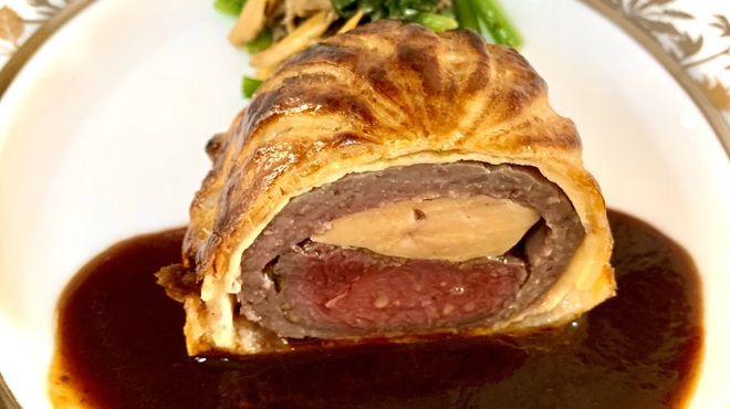 ル・グルニエ - 料理写真:Le Grenierのスペシャリティ。大分県宇佐市から届く柔らかな鹿肉とフォアグラのパイ包み焼き。
