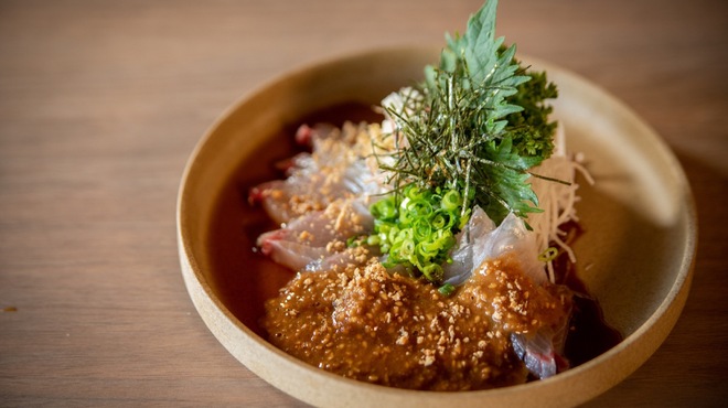 Yakitoritoyasaimakiuguisu - 料理写真:博多で食べた胡麻カンパチ