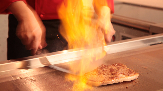 鉄板ダイニング織部 - 料理写真:鉄板でのフォーマンスはプライスレス！頼んだらやってくれるかも♪