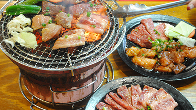 炭火焼肉スーパーホルモン - メイン写真:
