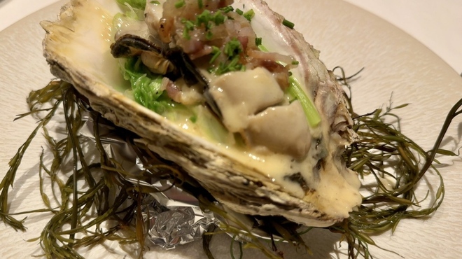 ラ・ターブル・ド・トリウミ - 料理写真:隠岐の島産 特大岩牡蛎の温製軽くスモークして