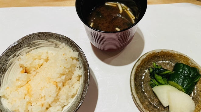 和彩 そあら - 料理写真:ご飯には漬物と赤出しがついてます
