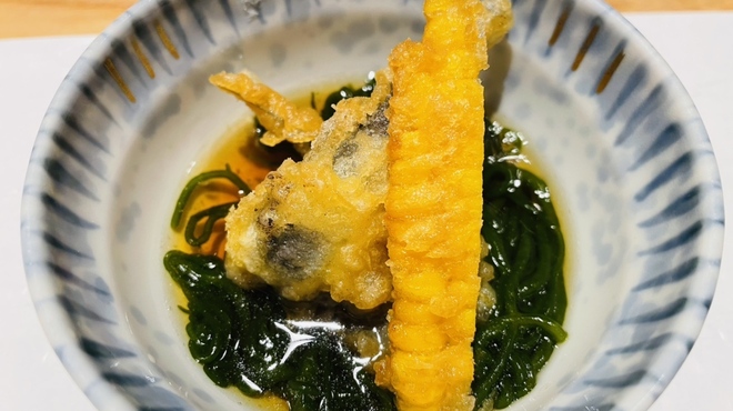 和彩 そあら - 料理写真:稚鮎ととうもろこしの天ぷら　下には天然のもずく