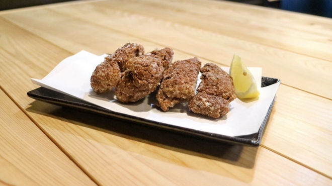 Izakaya Ippei - 料理写真:漬けダレにしっかりと漬けたくじら肉に片栗粉をまぶし、カラっと油で揚げました。すりおろし生姜とすりおろしニンニクの風味が効いていてサクッとしとてもおいしいですよ。お酒のおつまみにもピッタリです。ぜひお試しください。