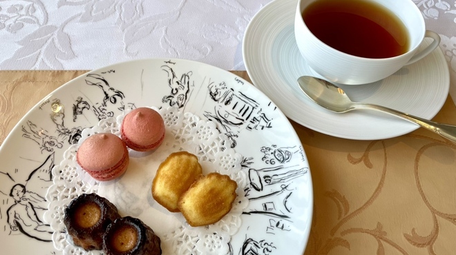 コートロティ - 料理写真:食後のお茶菓子と紅茶