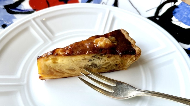 コートロティ - 料理写真:新玉ねぎと黒トリュフのキッシュ
