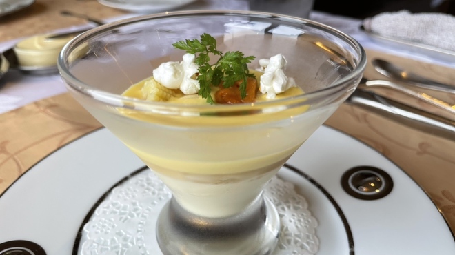 コートロティ - 料理写真:トウモロコシのプリンとソース　蟹のコンソメジュレとともに