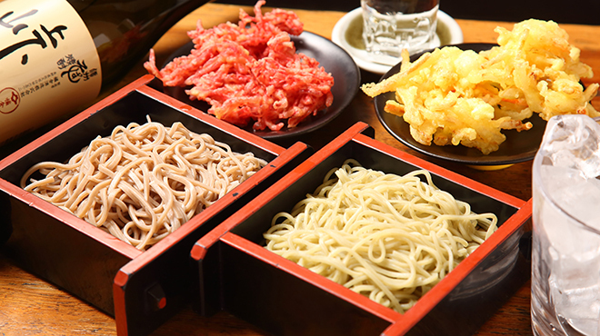 新宿 そば蔵 - 料理写真:名物”二色天”天ぷら揚げたてサクサク、季節の変わりそば