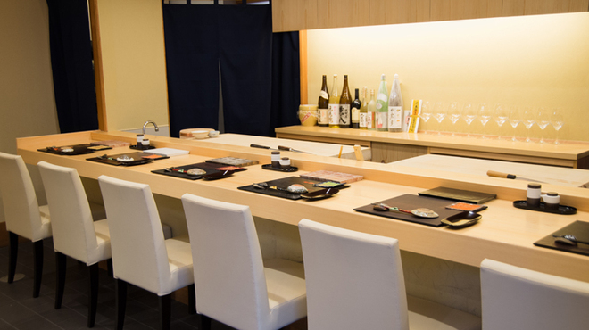 鮨処 幸 - 内観写真:1人でフラリと立ち寄って、小粋な夕食を食べたくなる店