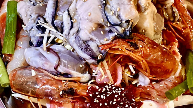 立呑み処 まるや - 料理写真:牡蠣と海老のピリ辛ちりとり鍋