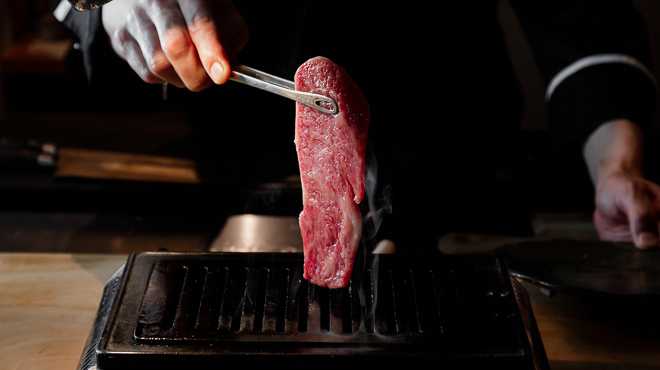 枯らし熟成　焼肉つつい - 料理写真:オーダー毎にカットしたものをその場で焼きます