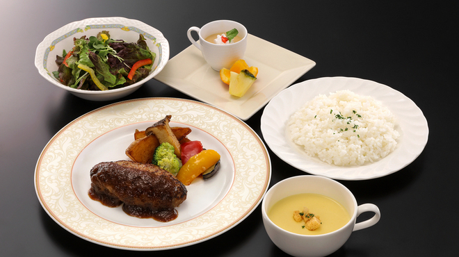 料亭月待ち - 料理写真:金曜限定洋食ランチ（ハンバーグセット）