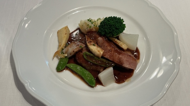 パリゴー - 料理写真:【モンターニュ】 税込3300円の本日のお肉料理のスペイン産栗豚のソテー