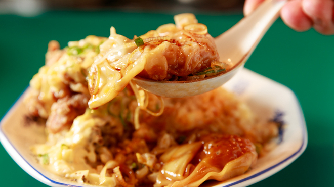 本郷苑 - 料理写真:チャーハンにワンタンをタレごとぶっかけて食べるのは台湾の友達直伝！