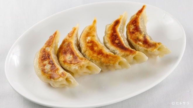 楽楽 - 料理写真:『焼き餃子』創業当時から変わらぬ味で不動の人気