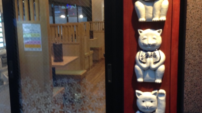はぐれ雲 - 外観写真:店前には三匹の招き猫ちゃんがお出迎え！営業時間もここに書いてありますよ！