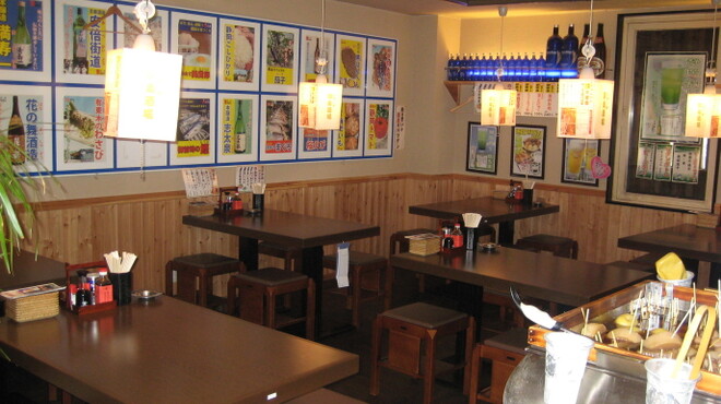 しぞ～か - 内観写真:食材の選挙ポスターが並ぶ１階。「恐妻党」などのﾕﾆｰｸな党名にも注目してみて!