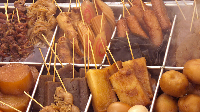 しぞ～か - 料理写真:名物しぞ～かおでん。牛スジの旨味が凝縮された真っ黒スープが染みてウマイ!!