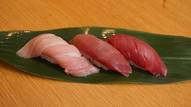 北陸金沢回転寿司 のとめぐり - 料理写真:まぐろ３貫