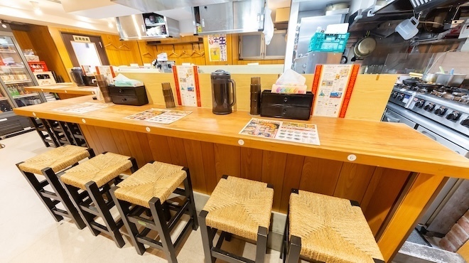 王富貴黄燜鶏 - メイン写真:カウンター席