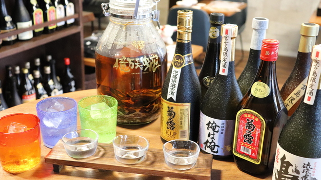 Izakaya Meme - 宮古島限定的泡盛，以及居酒屋めーめー自家製的泡盛也已準備好