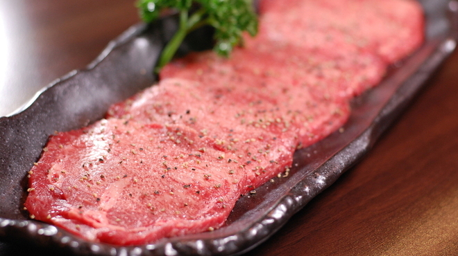 炭火焼肉 煌 - 料理写真:上塩タン　やわらかいタン元を厚切りにしています。