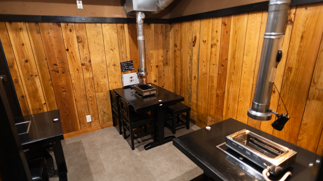 焼肉ホルモン金谷 - メイン写真:1Fテーブル