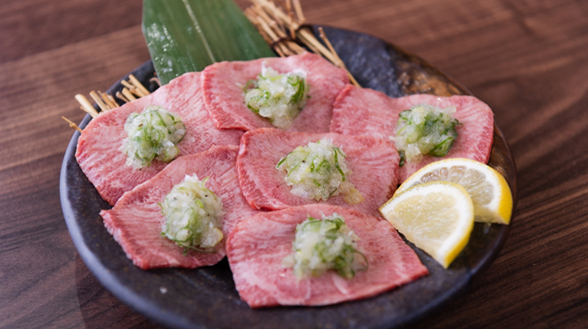 焼肉ホルモン金谷 - メイン写真:金谷特製ネギ乗せ上塩タン