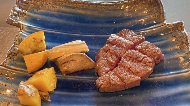 那古亭 - 料理写真:焼き上がりました。奥に写る網でお肉を休ませていました。