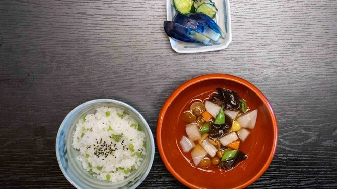 欅苑 - 料理写真:2024.7 ミズ（ウワバミソウ）ご飯、のっぺい汁、香の物（きゅうりの芥子漬けと茄子）