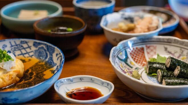 欅苑 - 料理写真:2024.7 自家製胡麻豆腐、きゅうりと椎茸の白酢和え、身欠鰊山椒漬け、モロッコインゲン黒胡麻掛け、焼き茄子お浸し、自家製がんもどき揚げ出し、自然薯の海苔巻き