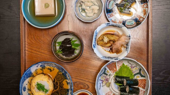 欅苑 - 料理写真:2024.7 自家製胡麻豆腐、きゅうりと椎茸の白酢和え、身欠鰊山椒漬け、モロッコインゲン黒胡麻掛け、焼き茄子お浸し、自家製がんもどき揚げ出し、自然薯の海苔巻き