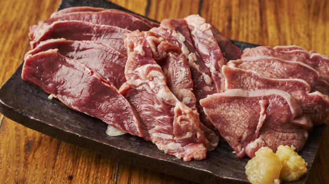 大衆酒場 もつ焼きと肉刺し ぶた横丁 - メイン写真: