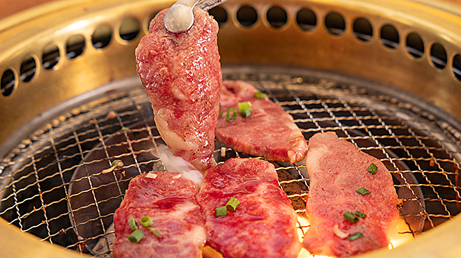 焼肉 土談 - メイン写真:肉焼いているところ