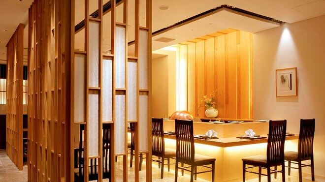 銀座むらき - 外観写真:ゆったりと配された席で色とりどりの料理に心癒されながら和情緒に浸る大人の夜を。