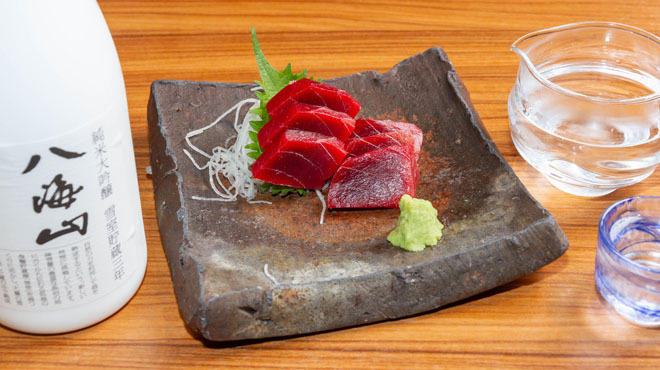 酒ト魚ト汝ト私 - メイン写真:日本酒と天然本マグロ赤身　（八海山）