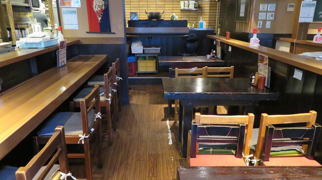 焼鳥・おでん 一会 - 内観写真:昭和を思わせる内装。レトロな店内はどこか落ち着き、お酒がすすみます。