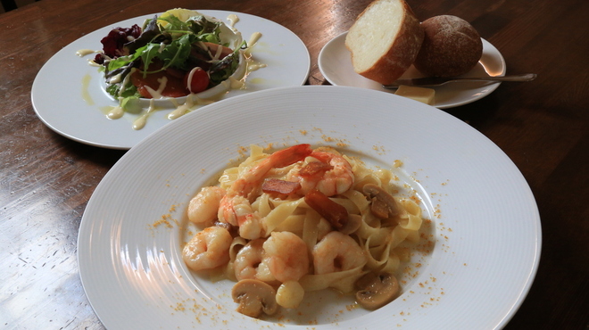 サンクス ア ロット - 料理写真:本日のおすすめパスタ・サラダ前菜・自家製パン付き