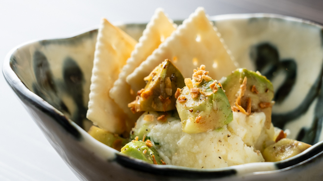 炭・牛・肴 テツ虎 - メイン写真:燻製アボカドのポテトサラダ