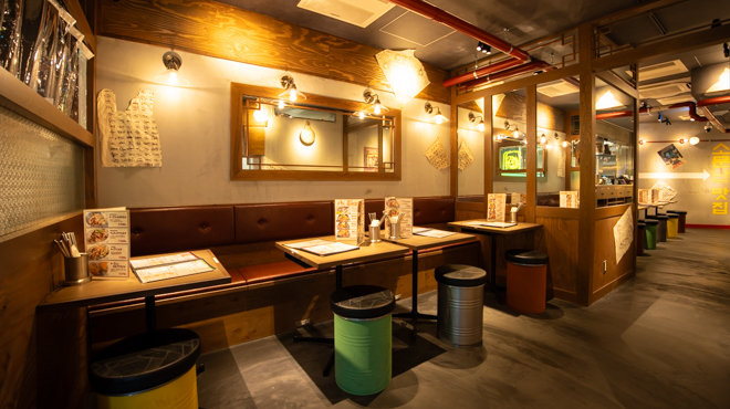 韓国酒場コッキオ - メイン写真:中央ソファ（入口手前）