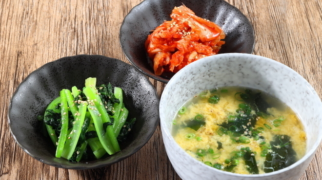 ジンギスカン 椿 - メイン写真:キムチ、こまつなナムル、たまごスープ