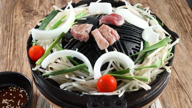 ジンギスカン 椿 - メイン写真:焼いているシーン