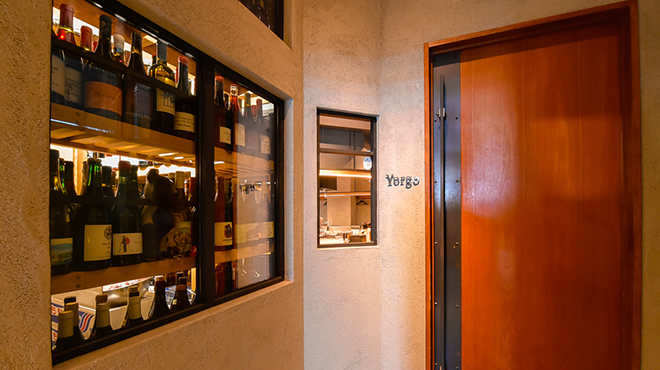 Yorgo - メイン写真:餃子屋の奥に隠れた入口